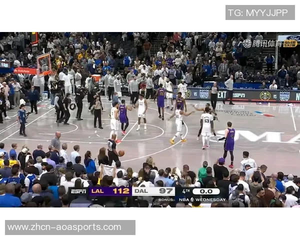 戴维斯领衔湖人对决热火球队争夺季后赛席位的精彩对抗